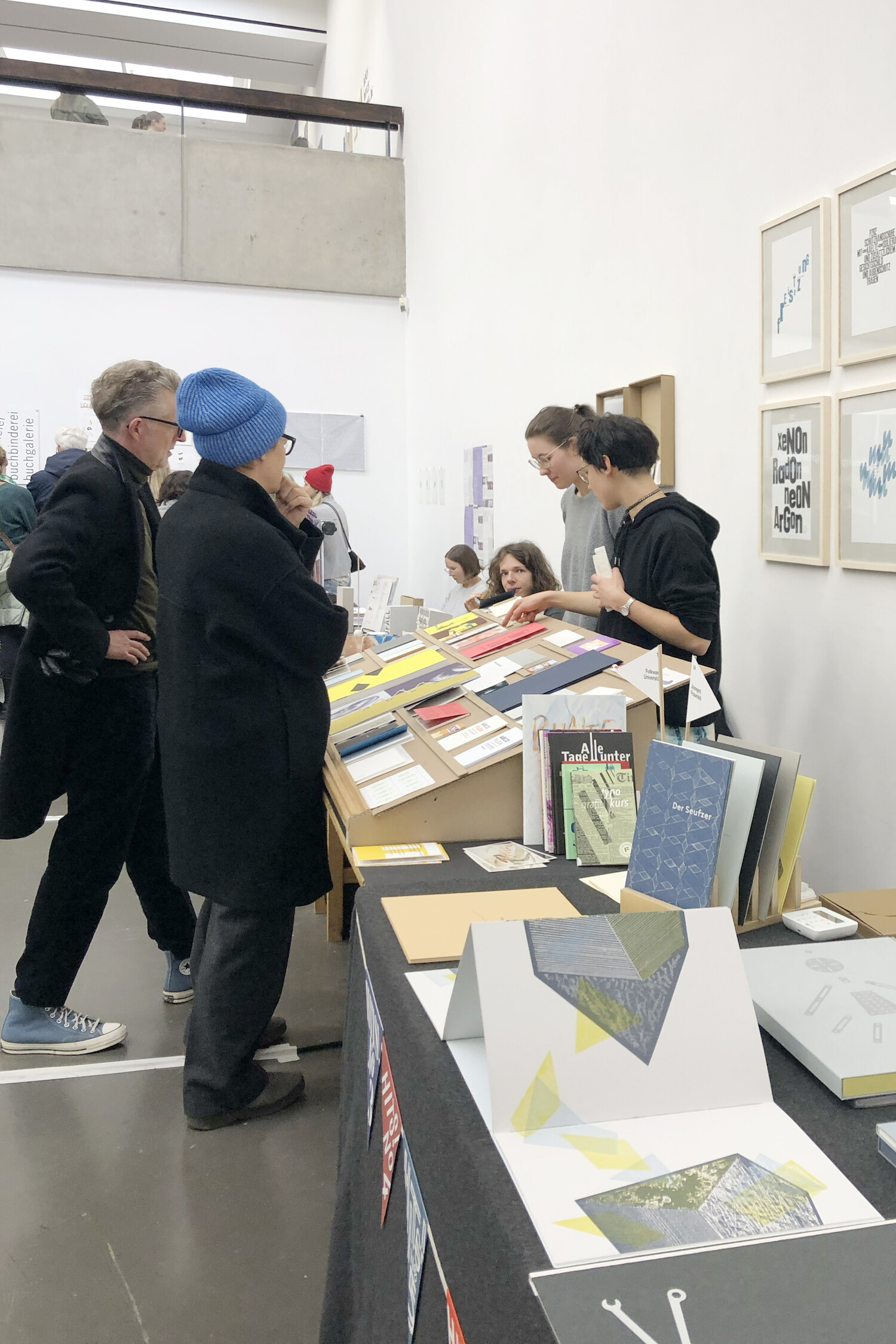 Bildname: kd-between_books-9a4p5x