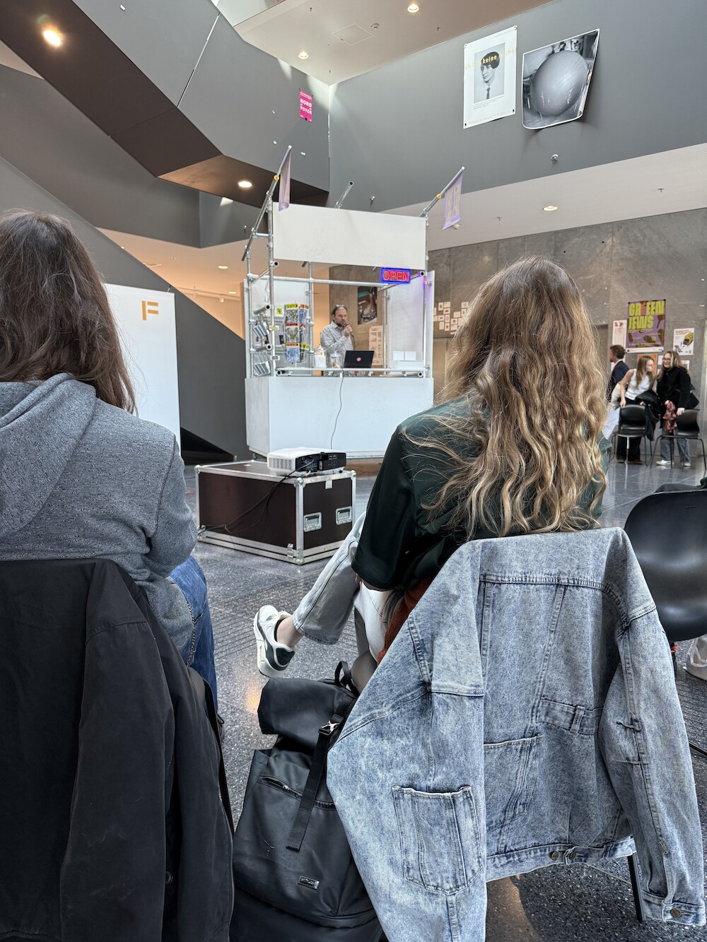 Dekan Prof. Stefan Neudecker begrüßt den Fachbereich Gestaltung